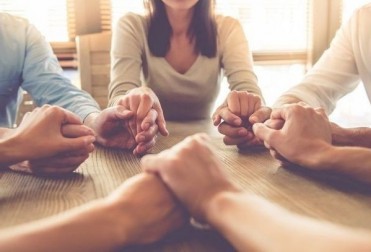 Como posso ajudar na reinserção social do dependente químico?